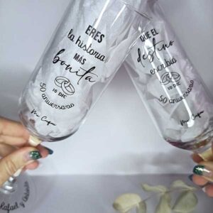 Copas de champán y cava personalizadas a mano con frases y nombres