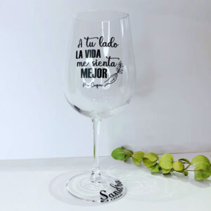 Copas y vasos personalizados a mano. Copas de vino con frases hechas a mano