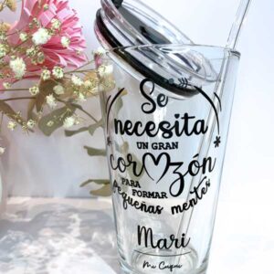 Vaso con tapa personalizado a mano con frases y nombres