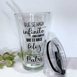 Vasos con frases personalizadas a mano con amor. Frases y nombres en tu vaso con tapa